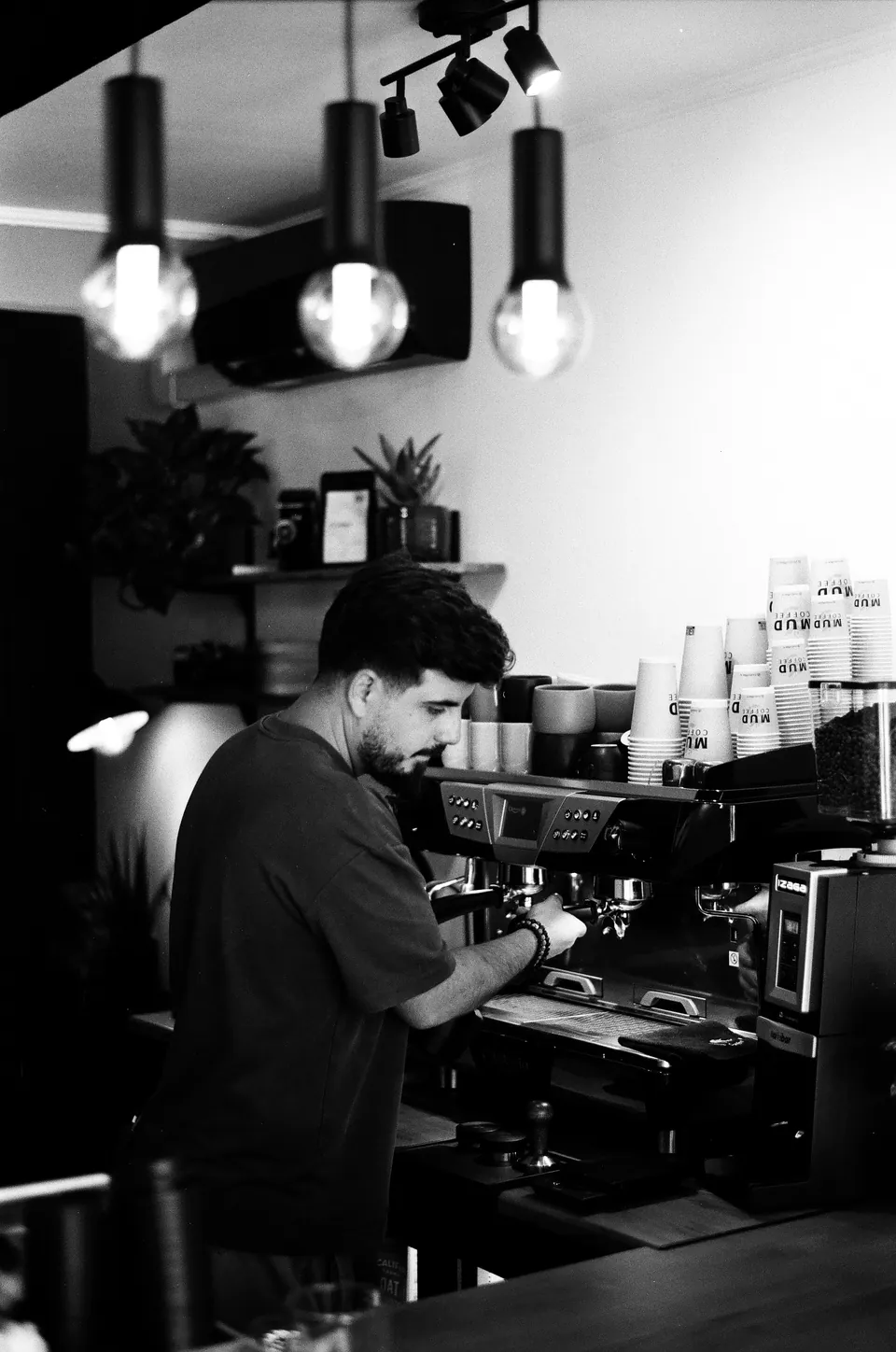 Barista MUD pregătind un espresso, într-o fotografie alb-negru
