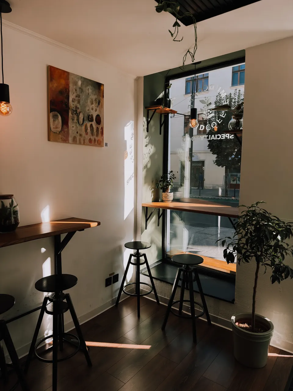 Interiorul luminos al cafenelei MUD